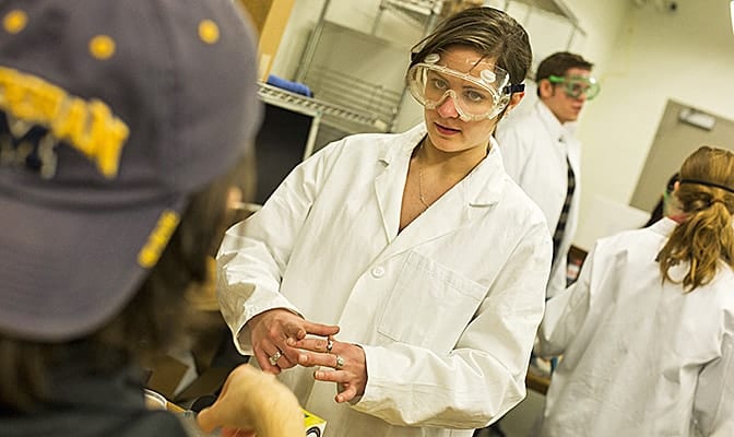 image of ChE students in lab